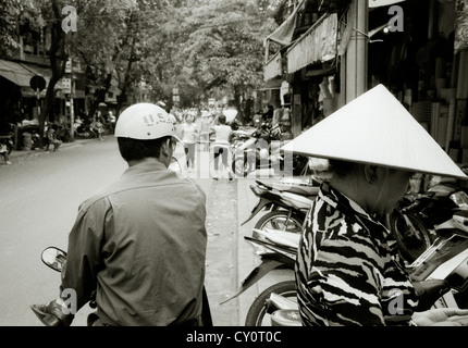 Frau in konischer hat in der Altstadt von Hanoi in Vietnam in Fernost Südostasien. Street Scene Leben Lifestyle Menschen Kultur Reportage Travel Stockfoto