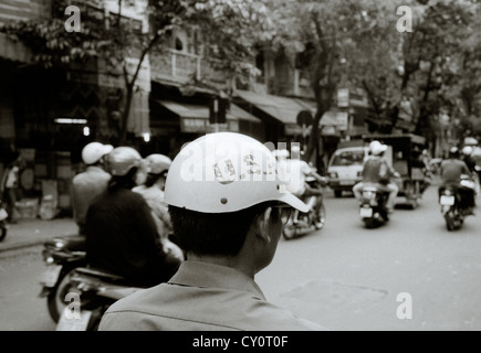 Mann mit USA Helm in der Altstadt von Hanoi in Vietnam in Fernost Südostasien. Die Menschen leben auf der Straße Lifestyle Amerika amerikanische Vietnam Reisen Stockfoto