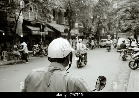 Mann mit USA Helm in der Altstadt von Hanoi in Vietnam in Fernost Südostasien. Die Menschen leben auf der Straße Lifestyle Amerika amerikanische Vietnam Reisen Stockfoto