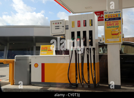 Benzin Pumpen normalem Diesel, Diesel, bleifrei und regelmäßige bleifreies Benzin an der Shell Tankstelle Ewell in England Stockfoto