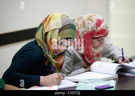 Palästinensische Studenten bei Vorlesungen an der Al Quds Universität in Abu Dis oder Abu Dis eine palästinensische Gemeinschaft, die zum palästinensischen Gouvernement von Jerusalem südöstlich von Jerusalem in Israel gehört Stockfoto