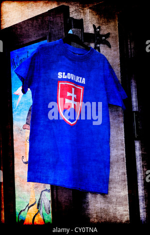 Förderung der touristischen Souvenir blaues T-shirt vor einem Geschäft in Bratislava Slowakei Stockfoto