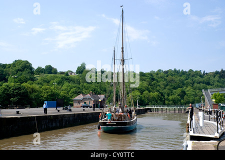 Segelboot durch Sperren Cumberland Bassin schwimmenden Hafen Bristol England uk Stockfoto