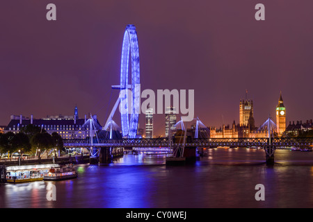 Ansicht der Houses of Parliament und das London Eye aus Waterloo Bridge, London, England, Europa Stockfoto