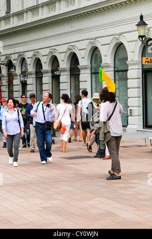Touristen, die zu Fuß durch die Altstadt von Bratislava Stockfoto