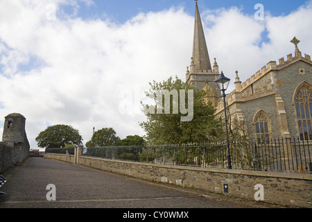 Derry Stadt Londonderry Nordirland Blick entlang der Stadtmauern Gehweg Wachturm auf einer Seite St Columb Kathedrale auf anderen Stockfoto