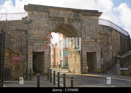 Derry Stadt Londonderry Nordirland Bischof Tor einer der vier ursprünglichen Tore in der Stadtmauer Stockfoto