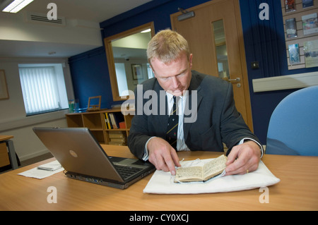 Swansea University Professor Chris Williams, editing The Richard Burton Diaries Buch, das im Oktober 2012 ins Leben gerufen wurde. Stockfoto