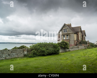 Ein verlassenes verfallenen gespenstisch aussehende Haus auf einer Klippe unter Sturm droht Himmel. Westward Ho! Nord-Devon. UK Stockfoto