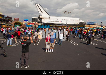 Space Shuttle Endeavour auf einem Parkplatz für Public Viewing am 12.Oktober 2012, bevor er zu seinem endgültigen Ziel verschoben. Parkplatz in Westchester, Los Angeles County, Kalifornien Stockfoto