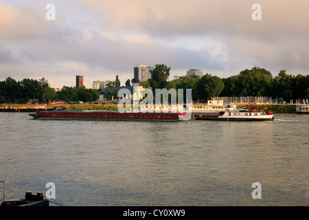 Kommerzielle Schiff navigiert die Wasserwege von der Donau gesehen hier in Bratislava Stockfoto