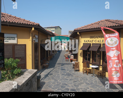 Irgandi Brücke In Bursa-Türkei ursprünglich von ca 1450 zerstört und wiederhergestellt, Geschäfte und Cafés catering für Touristen Stockfoto