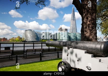 England. London. Cannon von der Themse. Rathaus und der Shard Gebäude im Hintergrund. Stockfoto