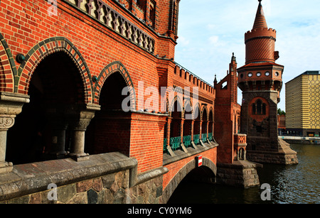 Oberbaumbrücke Berlin Deutschland. Brücke über die Spree Stockfoto