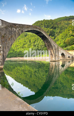 Maddalena Brücke in Bagni di Lucca, Toskana, Italien. Auch bekannt als die Teufelsbrücke Stockfoto