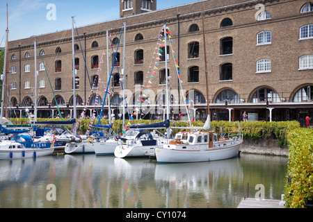 England. London. St. Katharine Docks und Elfenbein Haus. Stockfoto