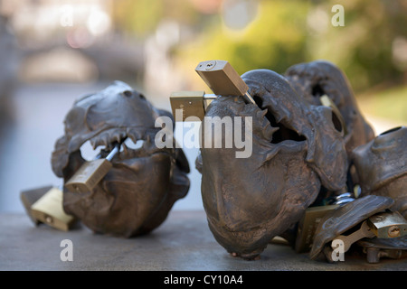 Liebe Vorhängeschloss in Ljubljana. Der Fleischer Brücke (Mesarski am meisten) ist eine Fußgängerbrücke über den Fluss Ljubljanica. Stockfoto