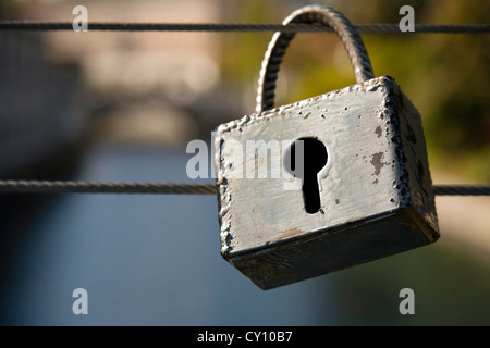 Riese isoliert Liebe Vorhängeschloss in Ljubljana, der Hauptstadt von Slowenien über die Fleischer Brücke (Mesarski am meisten). Stockfoto