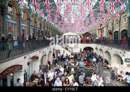 England. London. Union Jack Flagge Ammern schmücken Covent Garden Markt Interieur. Stockfoto