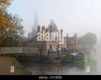 Sonntagmorgen - clearing Herbst Nebel von St Helens Wharf, Abingdon auf Themse Stockfoto