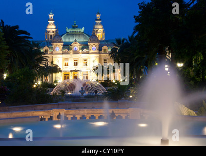 Casino von Monte Carlo mit Brunnen im Vordergrund bei Dämmerung Fürstentum von Monaco Cote d ' Azur Stockfoto