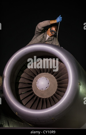 U.S. Air Force Senior Airman Alexander Dean, 455. Expeditionary Aircraft Maintenance Squadron, Crew-Chef, führt Routinewartung auf einem A-10 Thunderbolt II zugeordnet zu der 354. Expeditionary Fighter Squadron am 16. Oktober, 2012, Bagram Airfield, Afghanistan. Bagram-Betreuer arbeiten rund um die Uhr daran, ihre „Warthogs“ bereit zu halten, Nahflugmissionen zur Unterstützung der Bodentruppen der Koalition zu fliegen. Dean Heimatstadt ist Irving, N.Y. Stockfoto