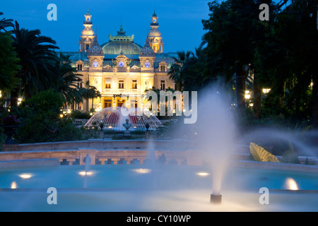 Casino von Monte Carlo mit Brunnen im Vordergrund bei Dämmerung Fürstentum von Monaco Cote d ' Azur Stockfoto