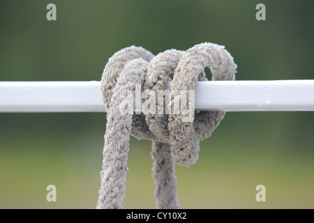 Weißen Seil um einen Stab gewickelt Stockfoto