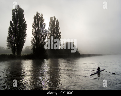 Misty Sonntagmorgen - Praxis aus St. Helena Wharf, Abingdon auf Themse 10 Rudern Stockfoto