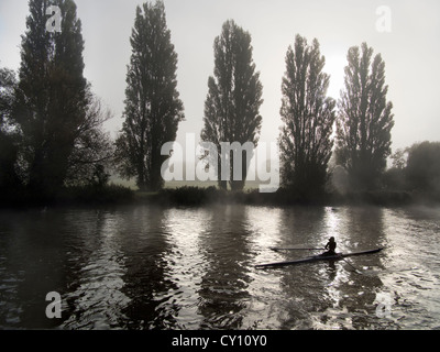 Misty Sonntagmorgen - Praxis aus St. Helena Wharf, Abingdon auf Themse 9 Rudern Stockfoto