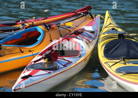 Drei Kajaks im Wasser sitzen Stockfoto