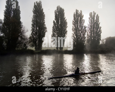 Misty Sonntagmorgen - Rudern Praxis aus St. Helena Wharf, Abingdon auf Themse 8 Stockfoto