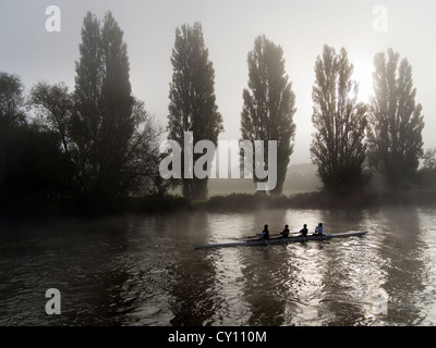 Misty Sonntagmorgen - Rudern Praxis aus St. Helena Wharf, Abingdon auf Themse 6 Stockfoto