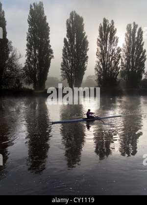 Misty Sonntagmorgen - Rudern Praxis aus St. Helena Wharf, Abingdon auf Themse 5 Stockfoto