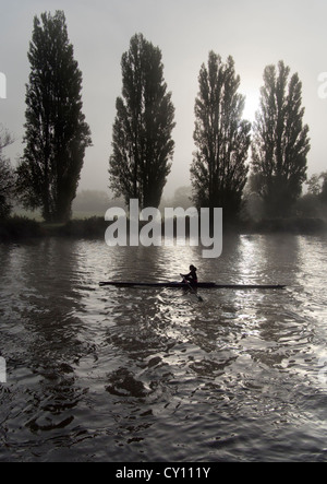 Misty Sonntagmorgen - Praxis aus St. Helena Wharf, Abingdon auf Themse 4 Rudern Stockfoto