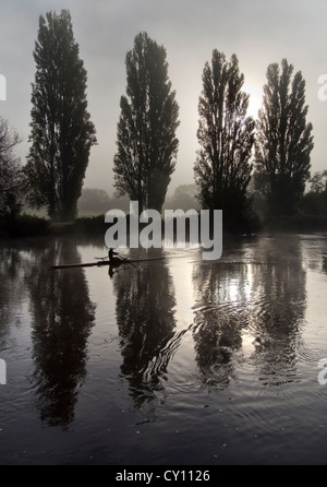 Misty Sonntagmorgen - Rudern Praxis aus St. Helena Wharf, Abingdon auf Themse 3 Stockfoto