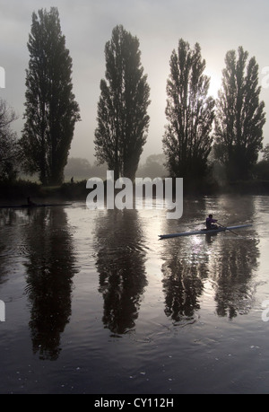 Misty Sonntagmorgen - Praxis aus St. Helena Wharf, Abingdon auf Themse 2 Rudern Stockfoto