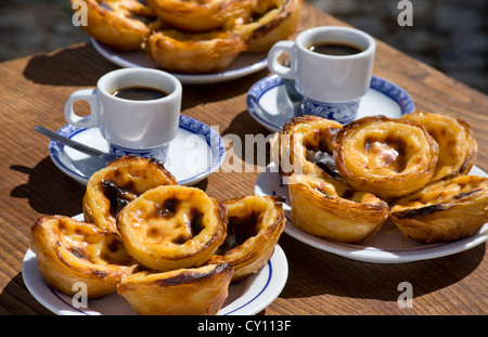 Pasteis de Nata oder Pasteis de Belém; Pudding Kuchen, auf eine Café-Tisch im Freien mit Bica Kaffees; Belém, Lissabon, Portugal Stockfoto