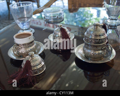 Türkischer Kaffee serviert in Porzellan und Silber mit Deckel und Quasten in einem Restaurant in Bursa-Türkei Stockfoto