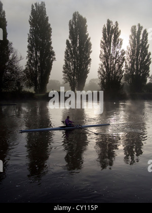 Misty Sonntagmorgen - Praxis aus St. Helena Wharf, Abingdon auf Themse 12 Rudern Stockfoto