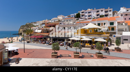 Portugal, Algarve, Praia do Carvoeiro, Hauptplatz und restaurants Stockfoto