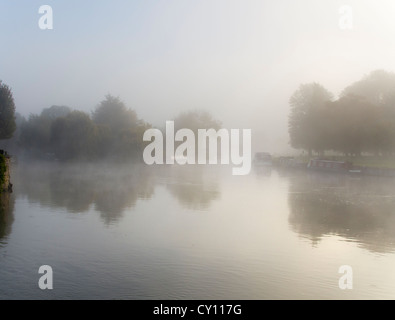 Misty Sonntagmorgen -St Helen's Wharf, Abingdon auf Themse 2 Stockfoto