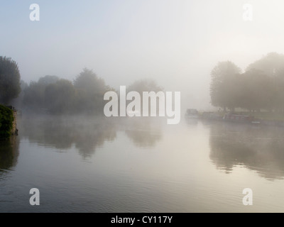 Misty Sonntagmorgen -St Helen's Wharf, Abingdon auf Themse Stockfoto