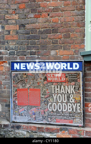 Neuigkeiten der Welt Zeitung Plakat Board letzte Ausgabe Stockfoto