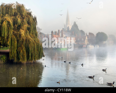 Sonntagmorgen - clearing Herbst Nebel von St Helens Wharf, Abingdon auf Themse 2 Stockfoto