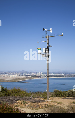 R.m. Young Marine Windwächter auf Mast mit Funkgeräten Relais Stockfoto