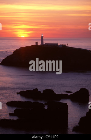 South Stack Leuchtturm bei Sonnenuntergang Holy Island in der Nähe von Holyhead Isle of Anglesey North Wales UK Stockfoto