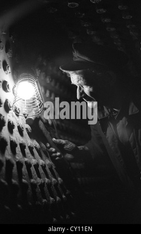Mitarbeiter der British Railways, die 1967 in Wolverhampton den Dampflokenkessel inspiziert haben. Großbritannien UK schmutzige Arbeitsplätze Arbeiterklasse Stockfoto