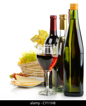 Rot und Weißwein mit Käse und Trauben Stockfoto