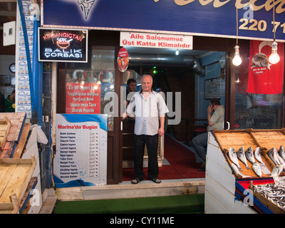 Fischmarkt und Restaurant in Bursa Türkei, Eigentümer im Türrahmen, mit Fang des Tages und Fischsuppe auf der Speisekarte Stockfoto